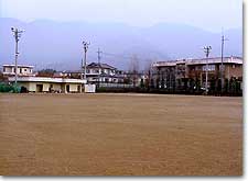 中央市豊富農村広場の写真。学校のグラウンドのような空間で、その外周部に関連施設があります。