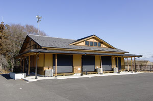 中央市大鳥居ふれあいプラザの外観写真。黄土色で三角屋根の和風建築です。