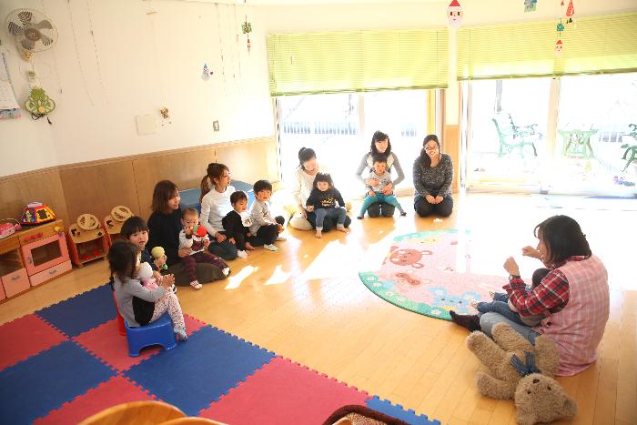 先生を中心にして親子が並んでいる様子