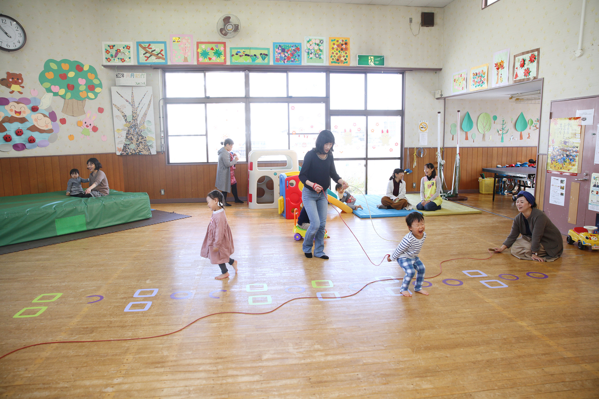 児童館内で遊んでいるお母さんと子どもたち