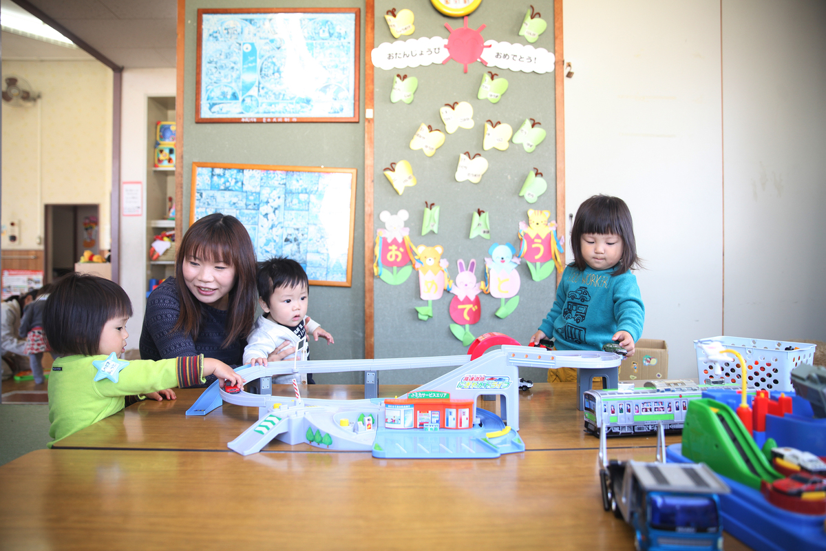 おもちゃで遊ぶお母さんと子どもたち