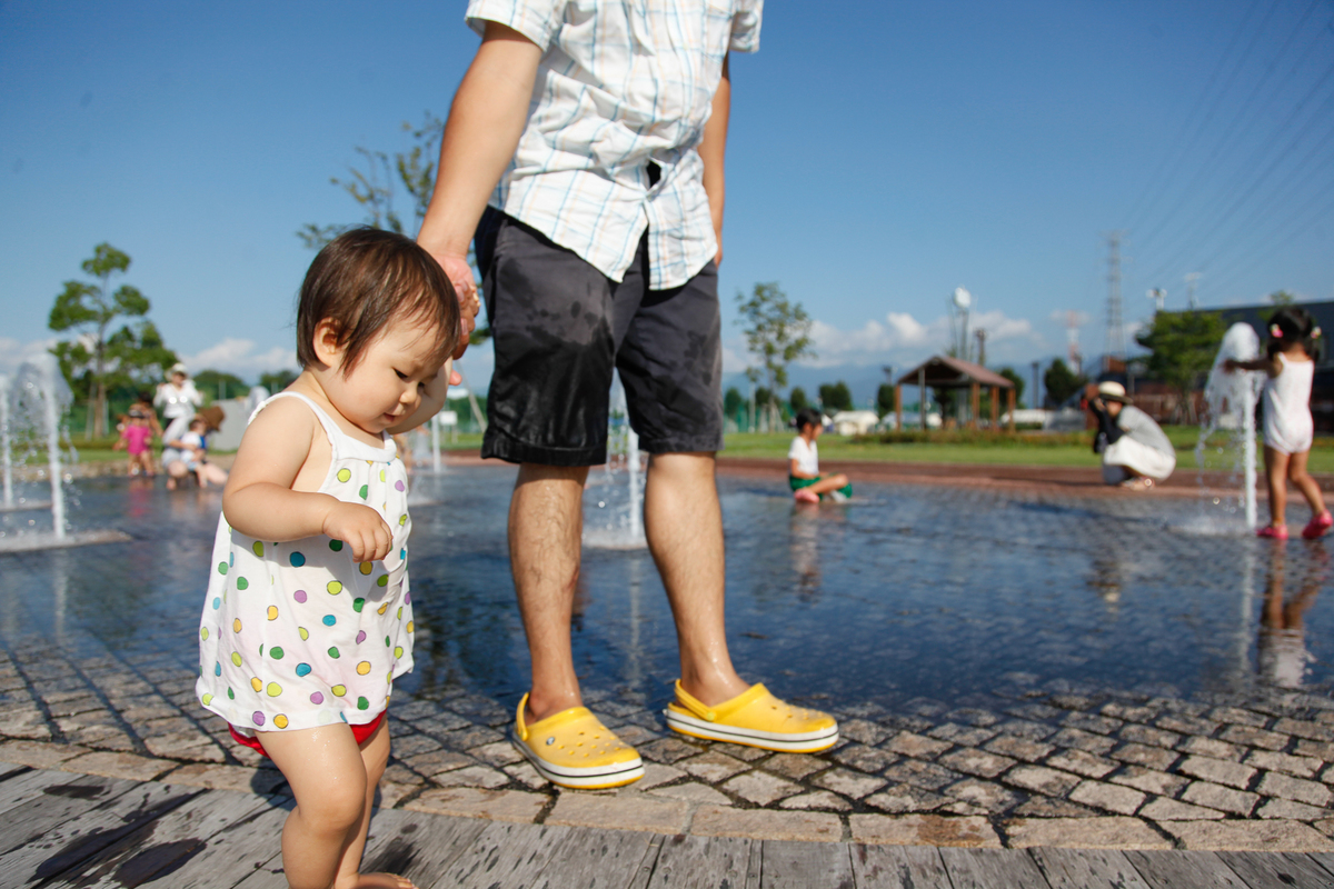 親水広場を歩く大人と子どもの様子