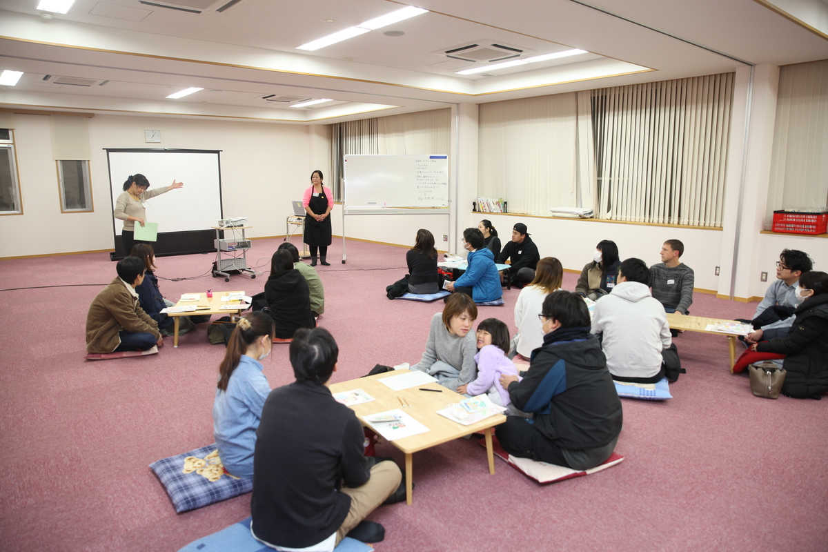 パパとママがお産や育児のことについて一緒に学んでいる様子