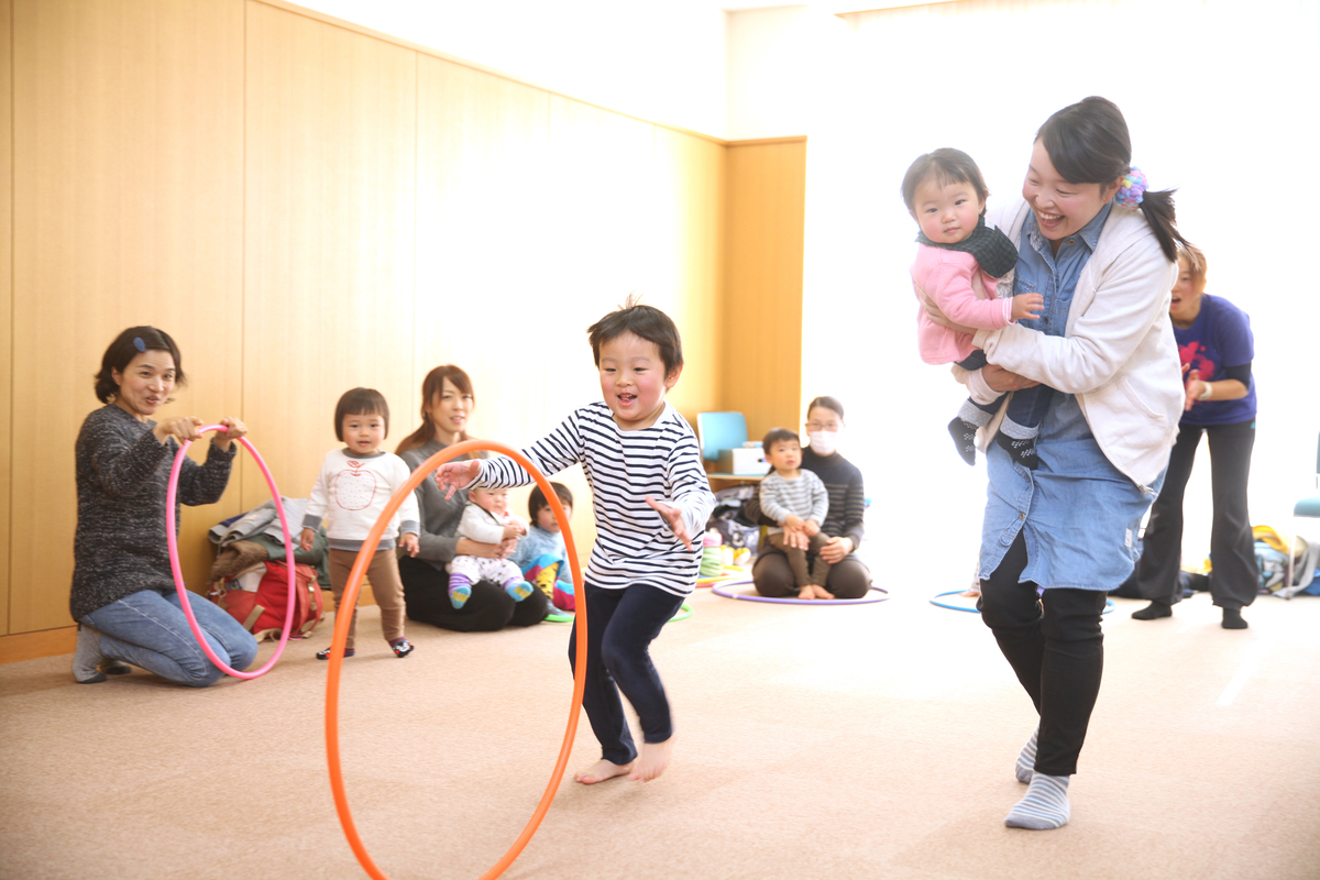 フラフープで遊んでいる男の子