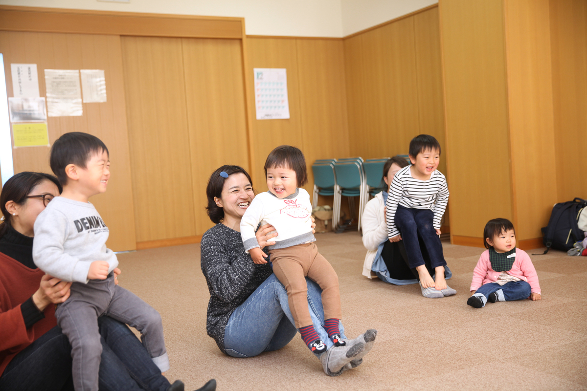 楽しそうに子どもを抱えるお母さんたち
