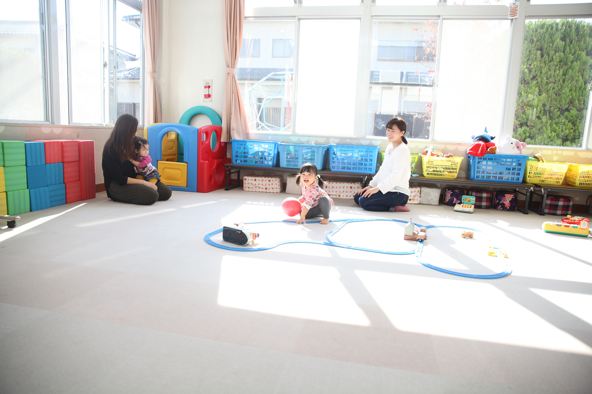子ども達が室内で遊んでいる様子
