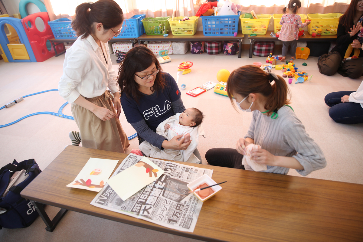 お母さんが子どもを抱えている様子