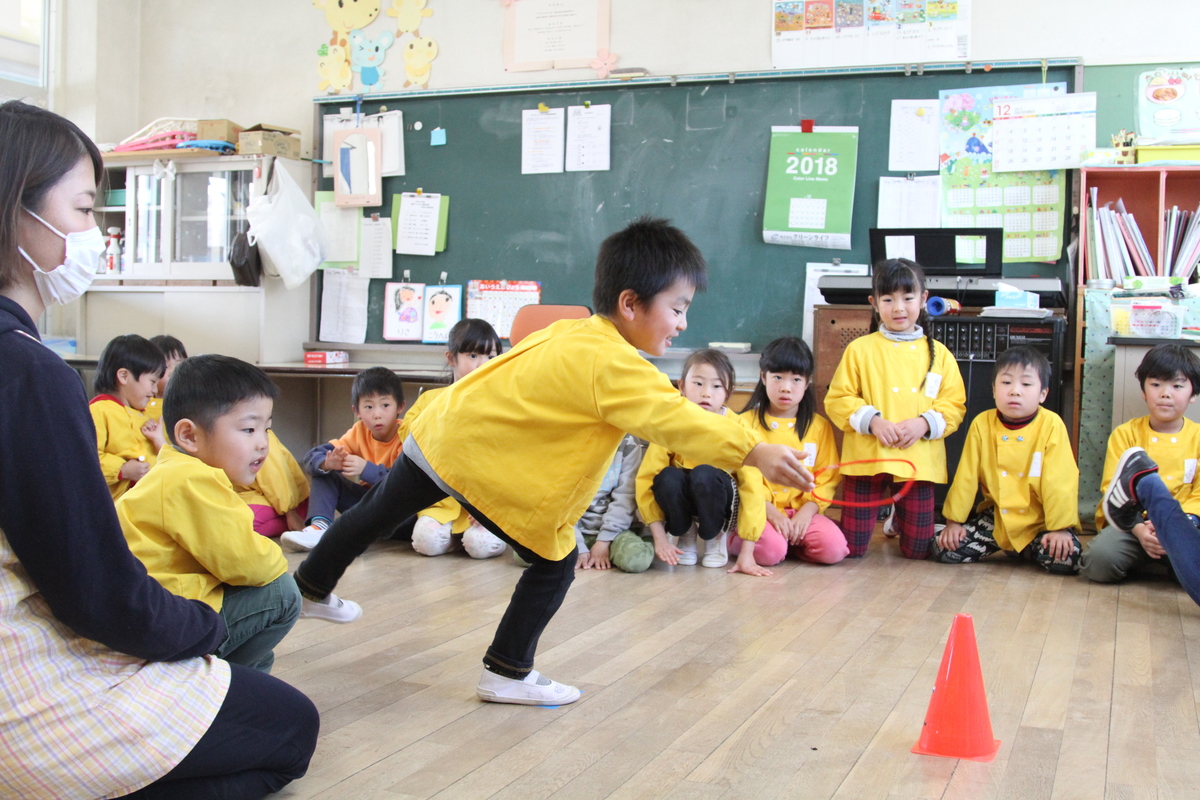 男の子の園児が輪投げをしている様子