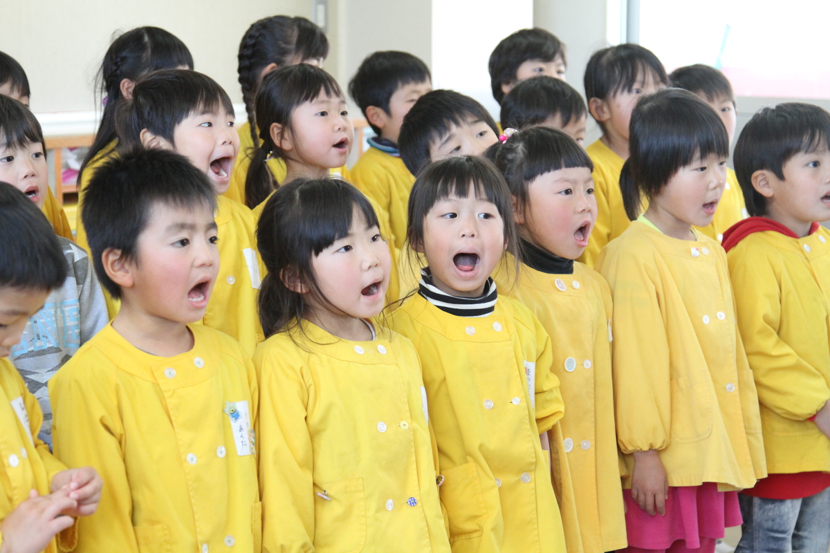 園児達が歌を歌っている様子