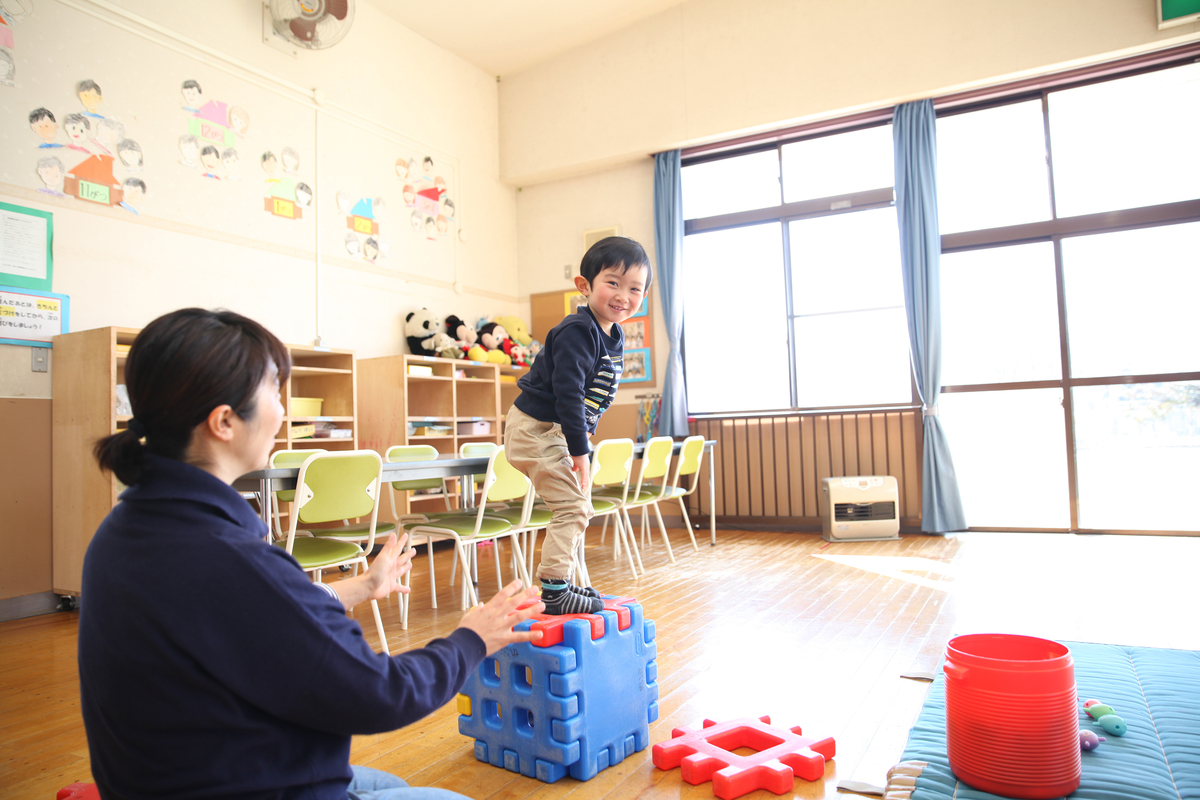 ブロックの上に乗って遊んでいる子どもの様子