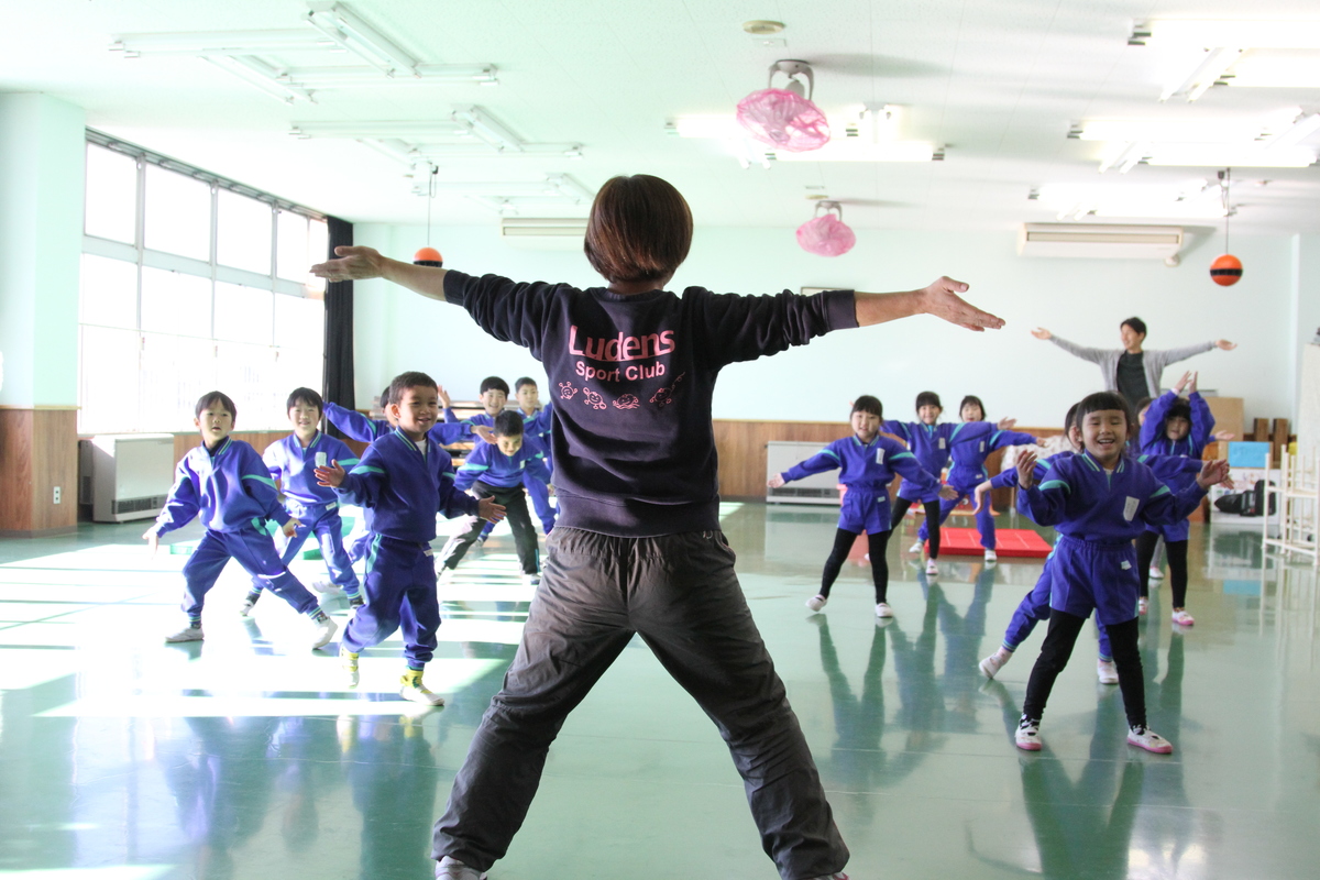 先生の動きに合わせてダンスをする園児達の様子