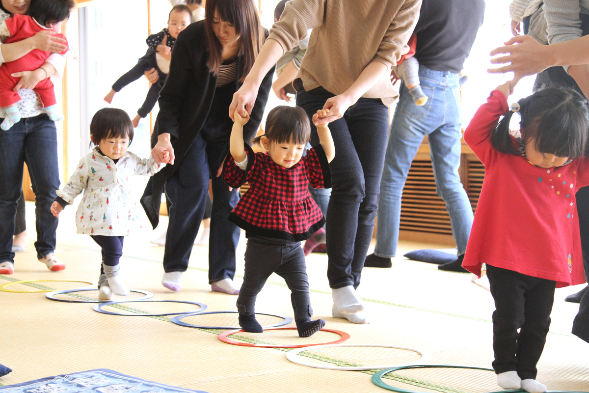 わっかの上を歩く子ども達の様子