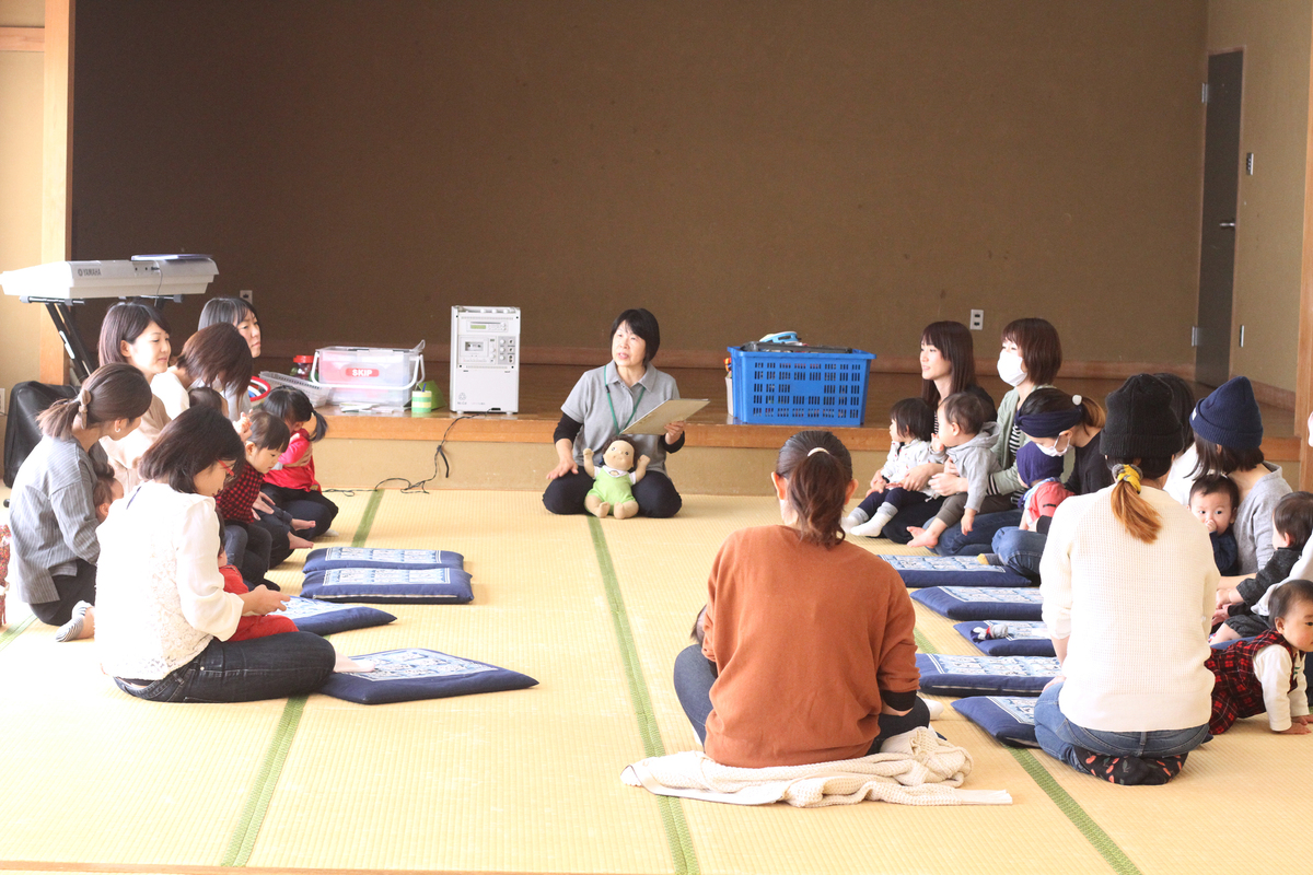 親子たちが集合して真ん中の講師の人の話を聞いてる様子