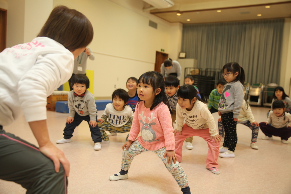講師に合わせて同じ動きをする園児達の様子