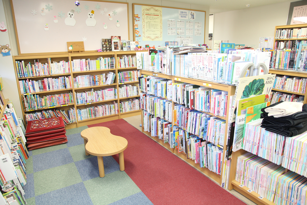 豊富図書館の内観