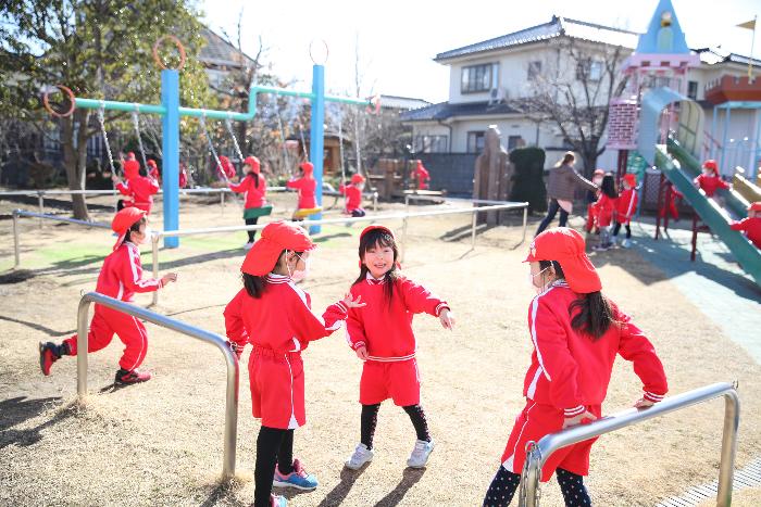 グラウンドで遊ぶ園児達の様子