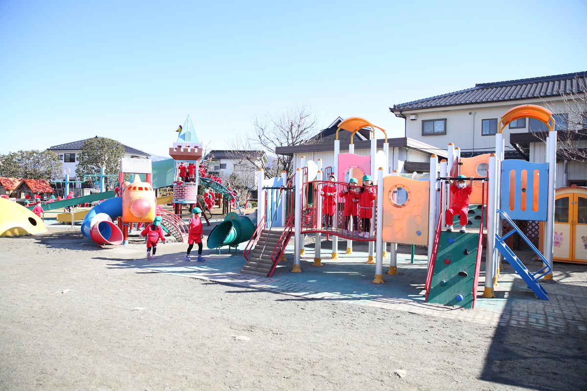 園内の遊具で遊ぶ園児達の様子