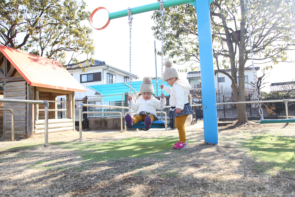 ブランコで遊ぶ2人の女の子