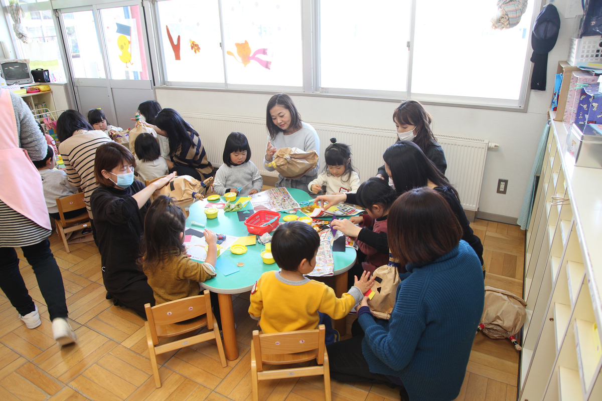 親子で工作をする様子