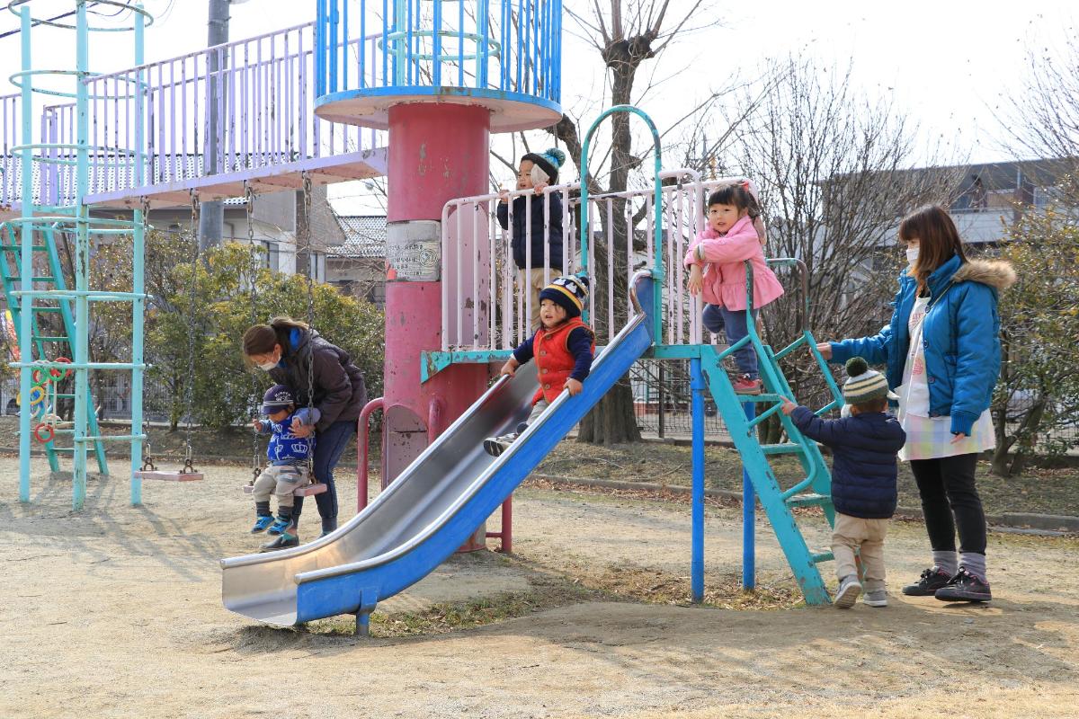 滑り台で遊ぶ子ども達の様子