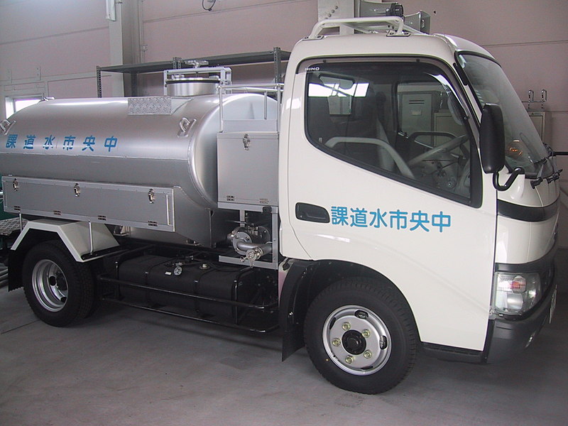 中央市水道化の給水車の写真