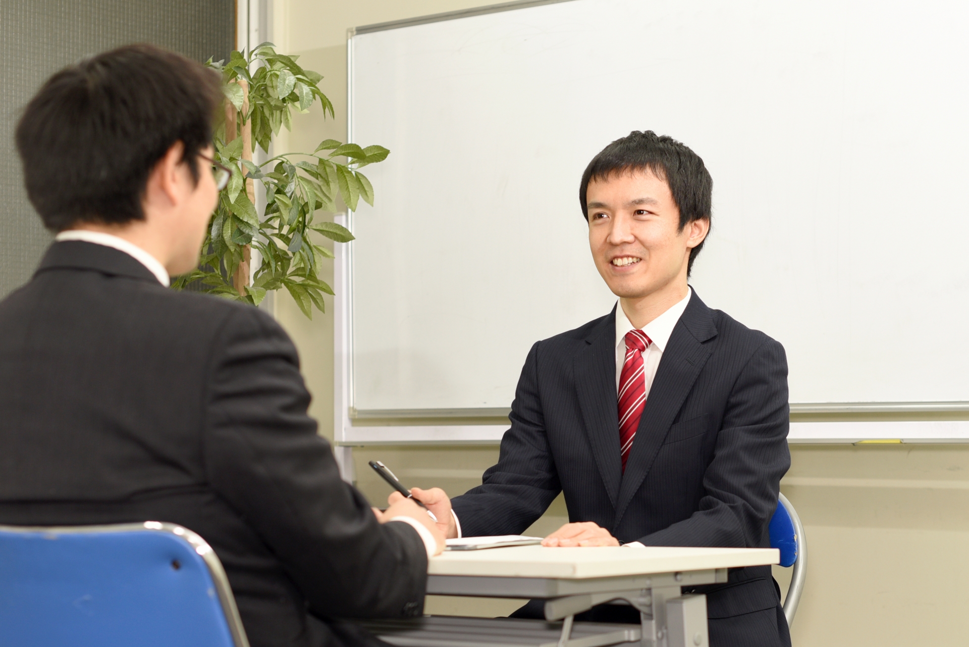相談に乗る男性