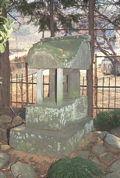 田安明神石祠の写真