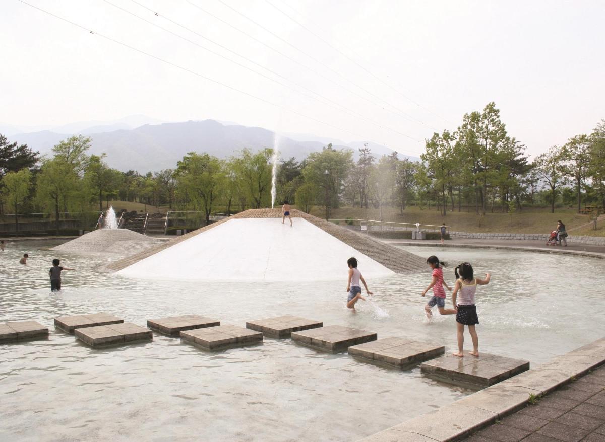 御勅使南公園の水遊び場