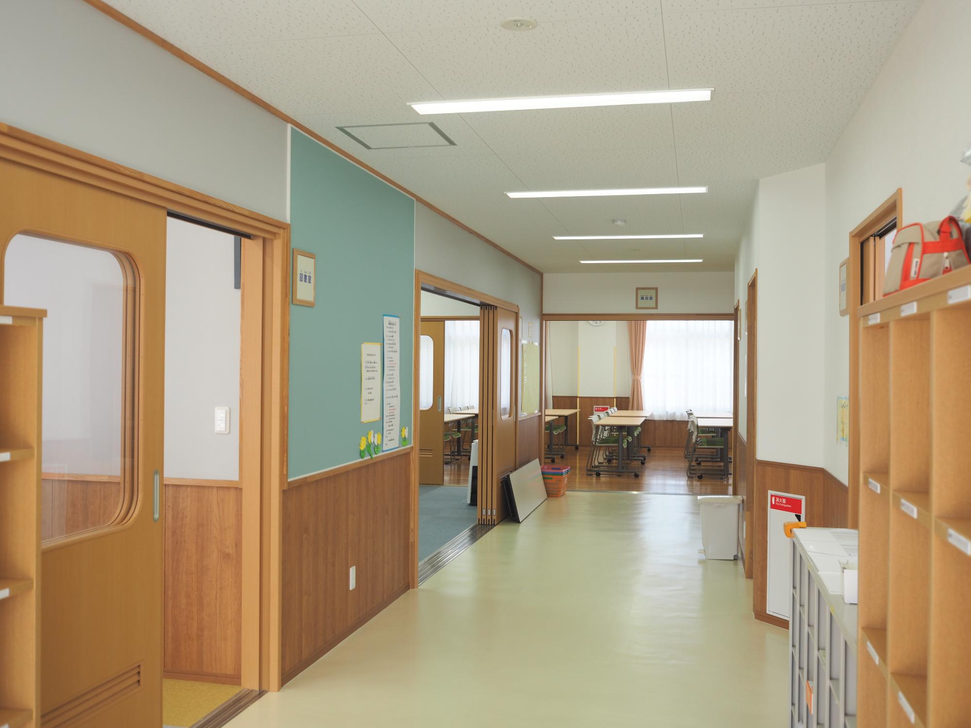 田富杉の子児童館廊下