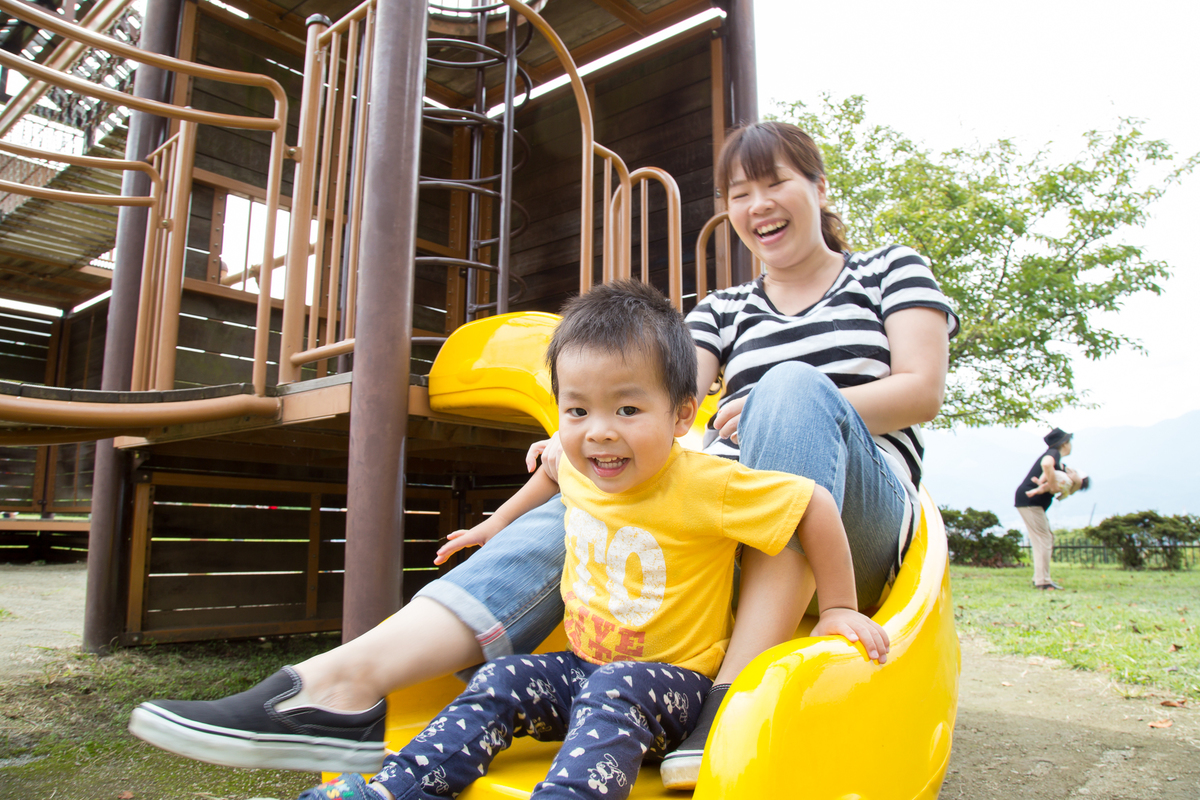 滑り台で遊ぶ親子の様子