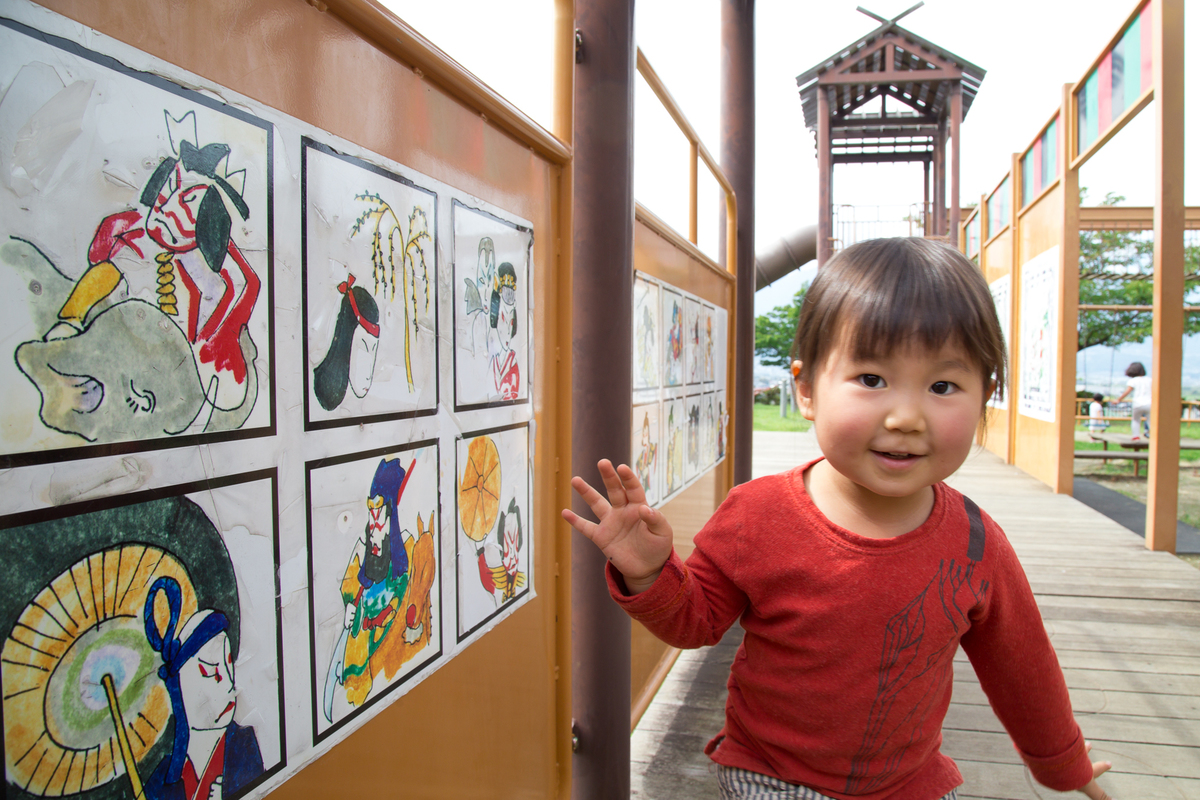 歌舞伎をテーマに作成した装飾と子どもが移っている画像