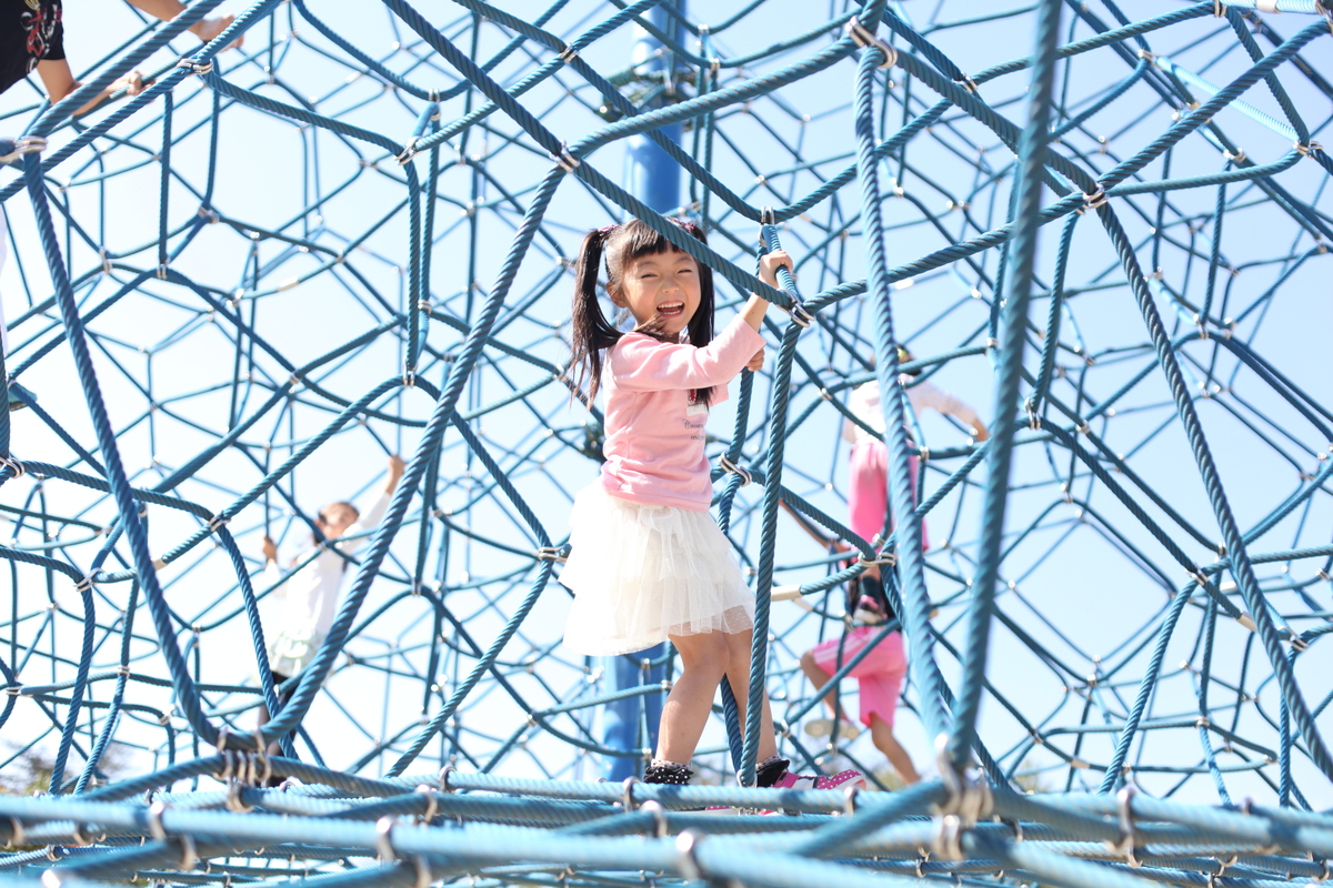 御勅使南公園の遊具で遊ぶ女の子の画像