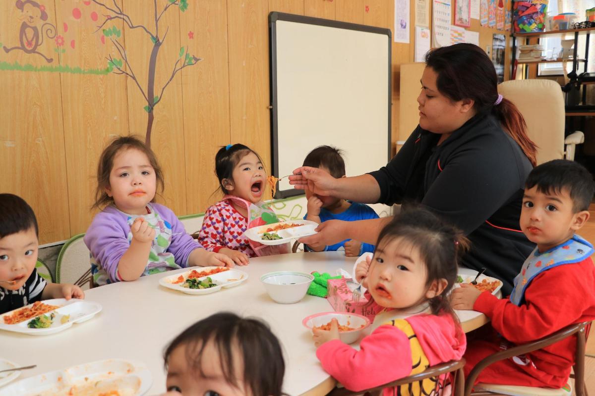 先生と園児達がご飯を食べている様子