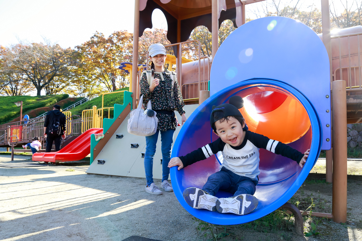 曽根丘陵公園の遊具で遊ぶ子どもとお母さんが映っている画像