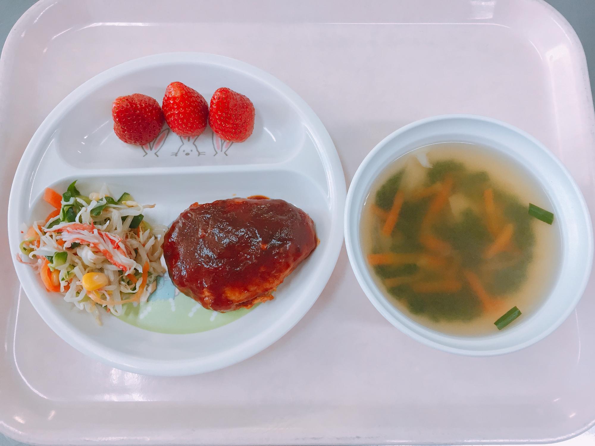 ハンバーグにイチゴなどの子どもたちのリクエストメニュー