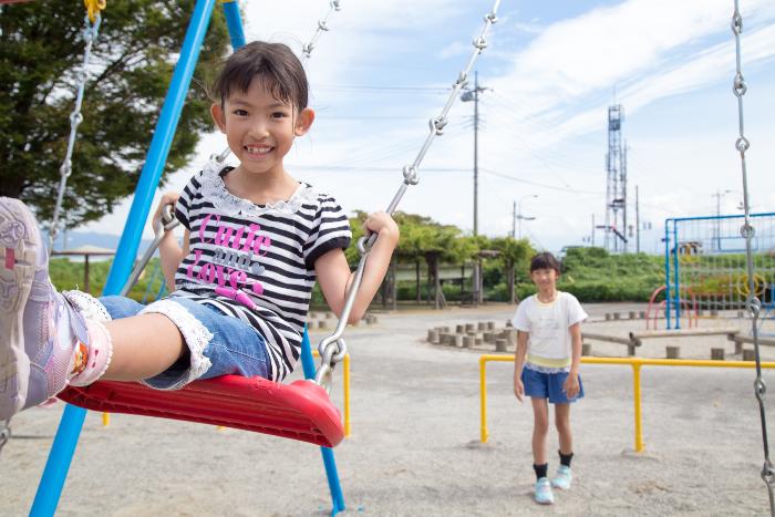 ブランコに乗っている女の子の様子