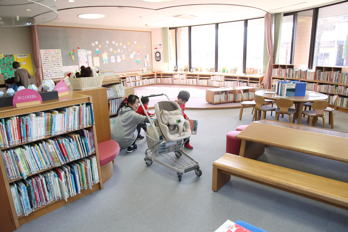 田富図書館の内観