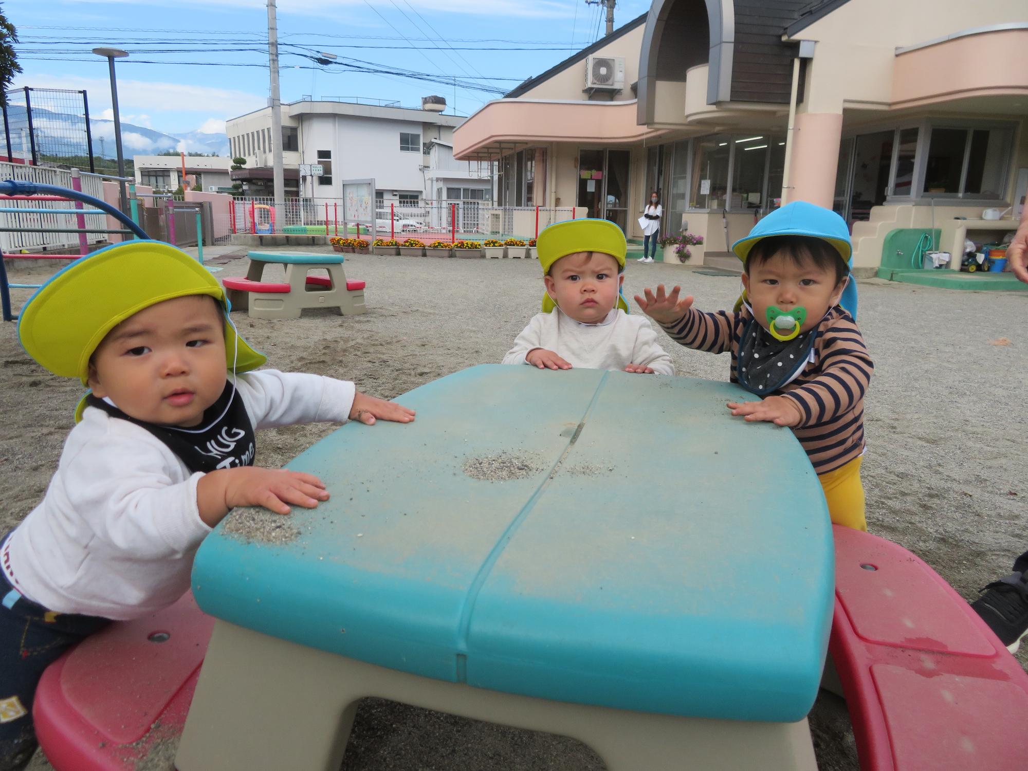 0歳児外遊び