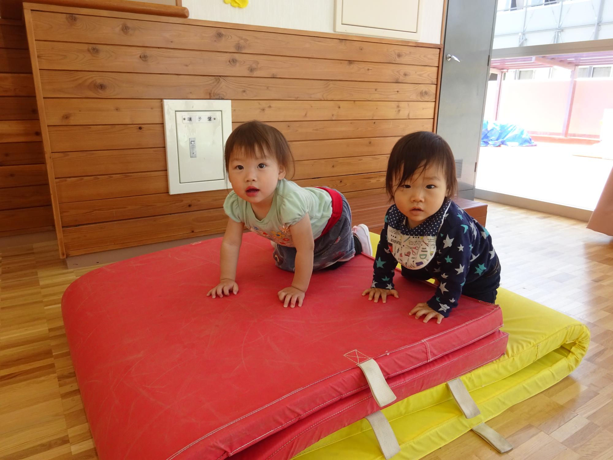 遊戯室で遊ぶ1歳児