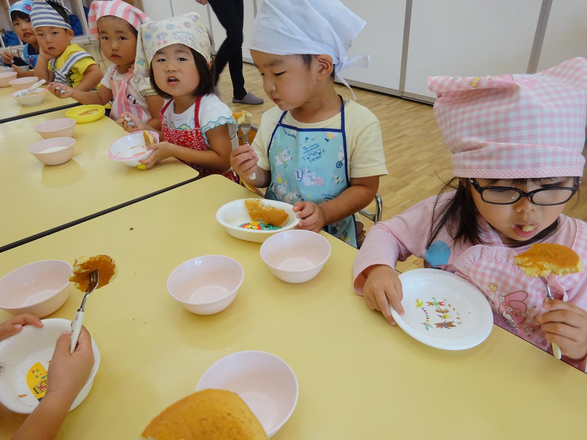 作ったホットケーキを食べる年少児たち