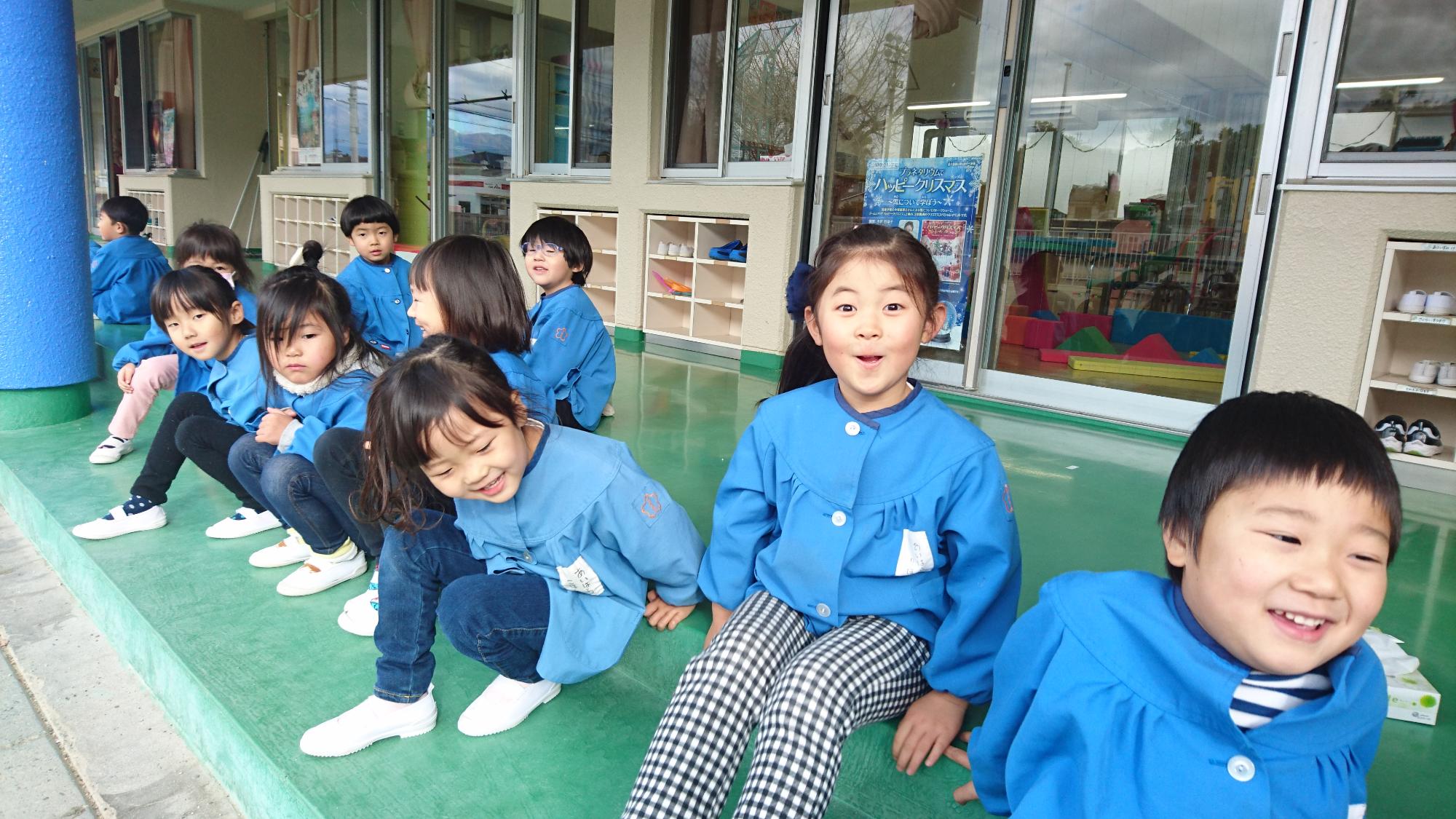 餅つきを応援する年中組の子どもたち