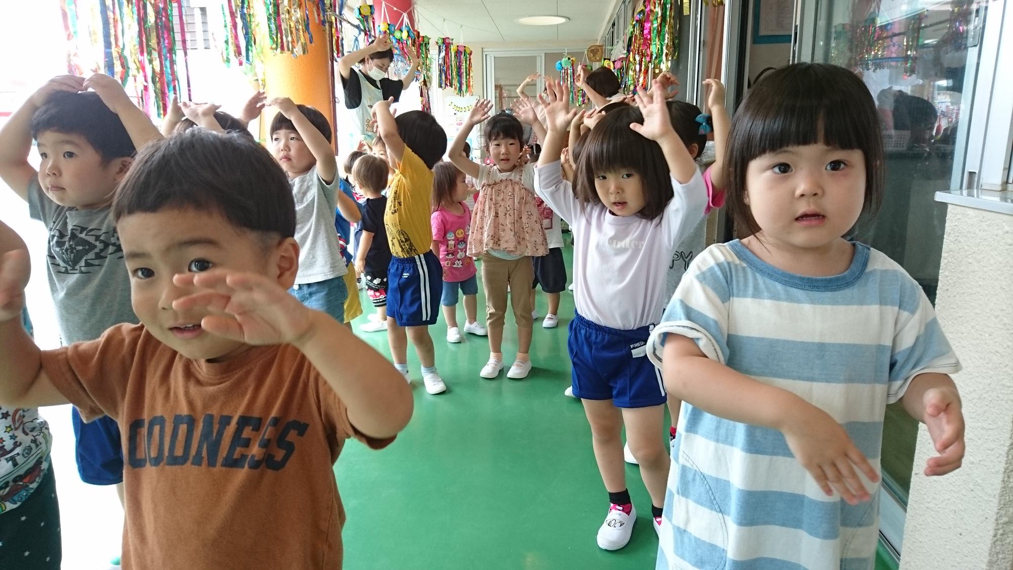 盆踊りを踊る3歳児の子どもたち