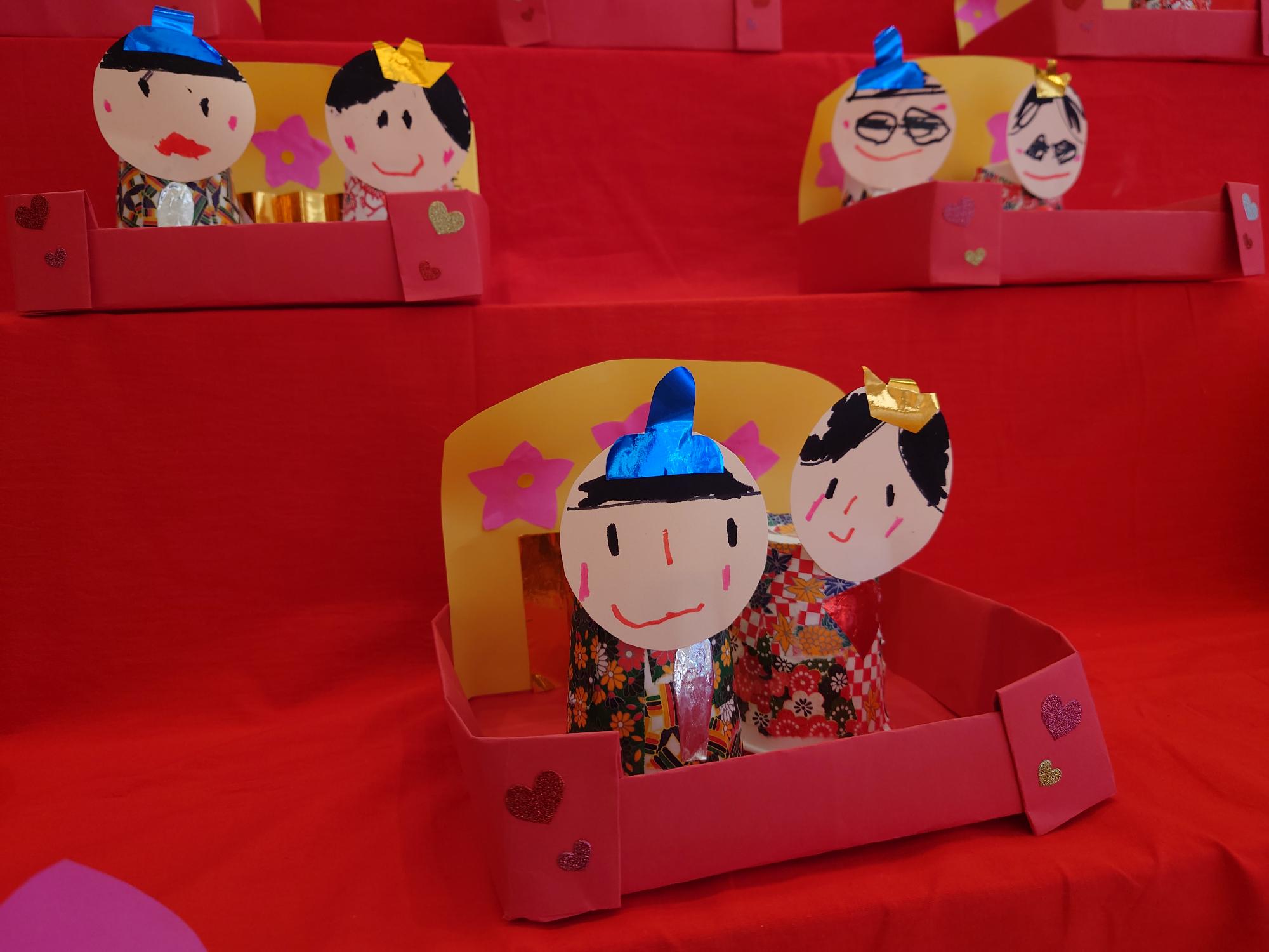ひな壇に飾る3歳児による手作りのひな人形