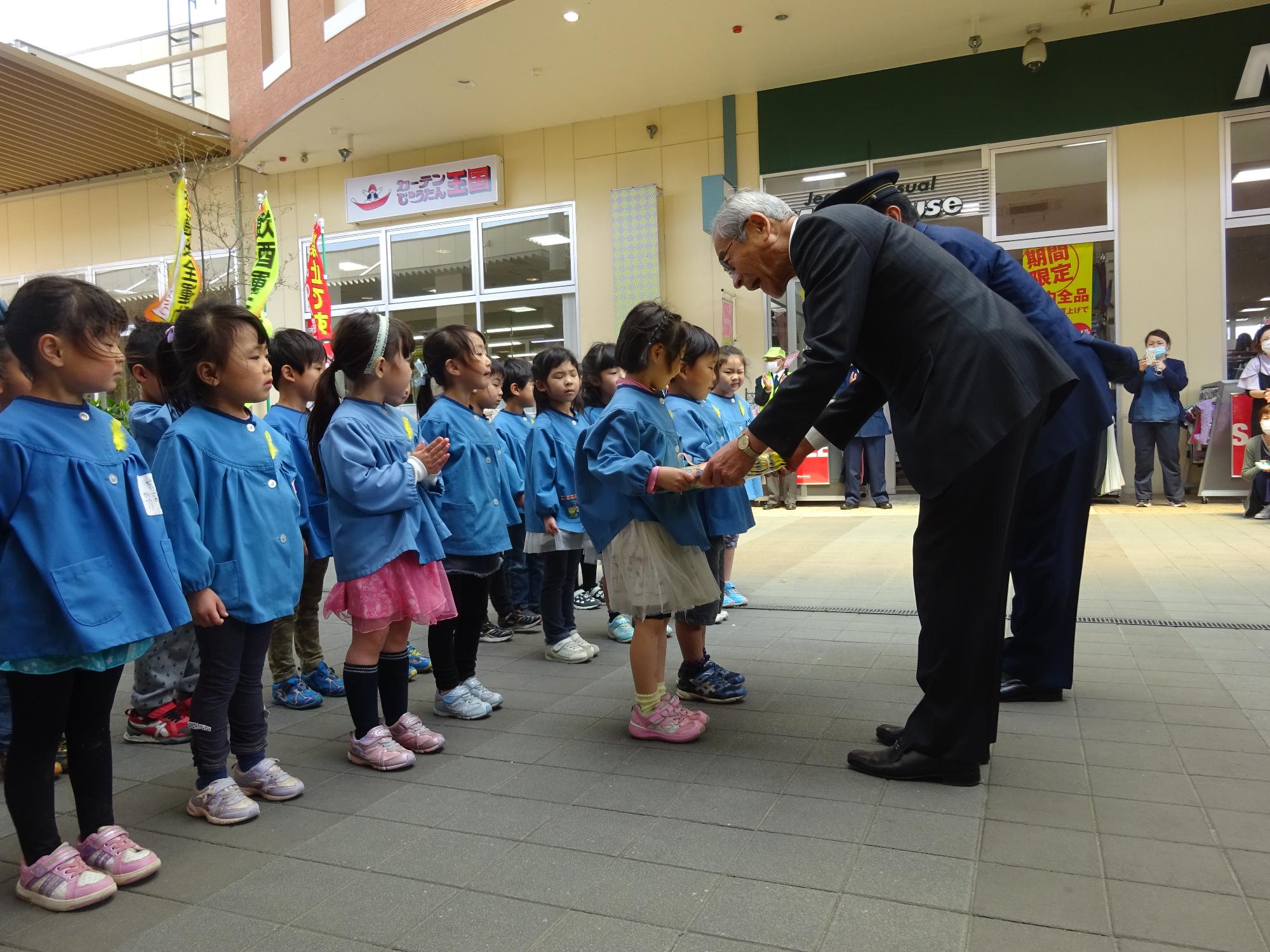 広場に整列して市長の前に並ぶ年長組の子どもたち