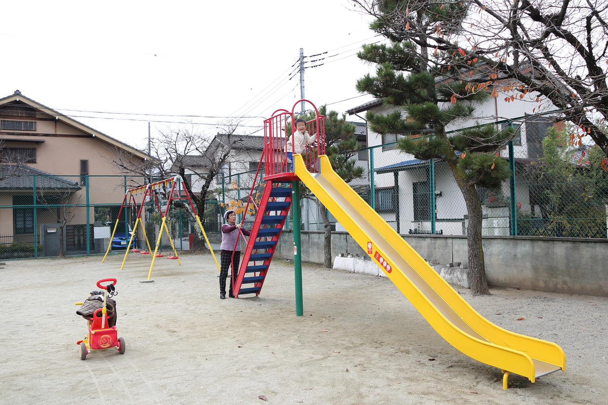 田富わんぱく児童館の滑り台