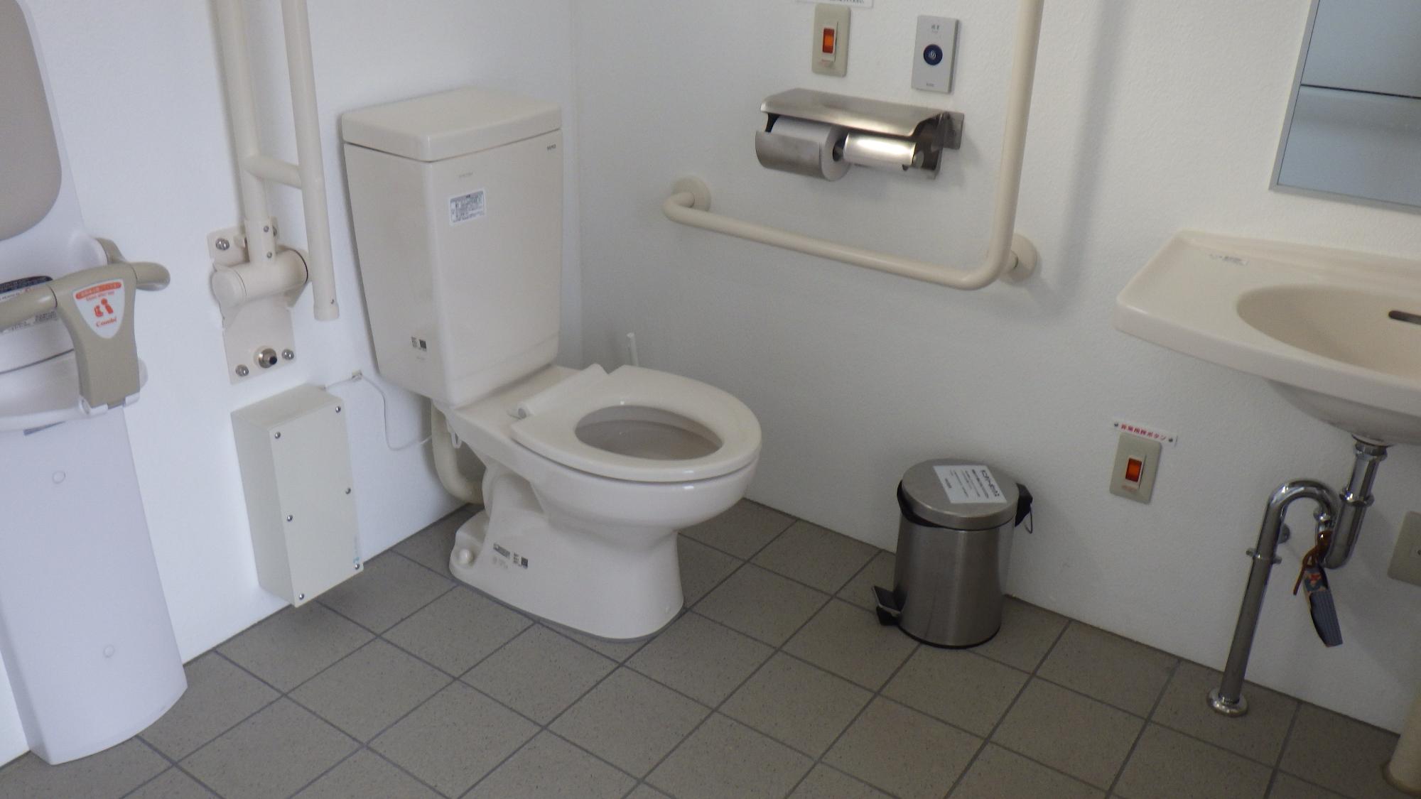 総合防災公園の多目的トイレに設置されたサニタリーボックス