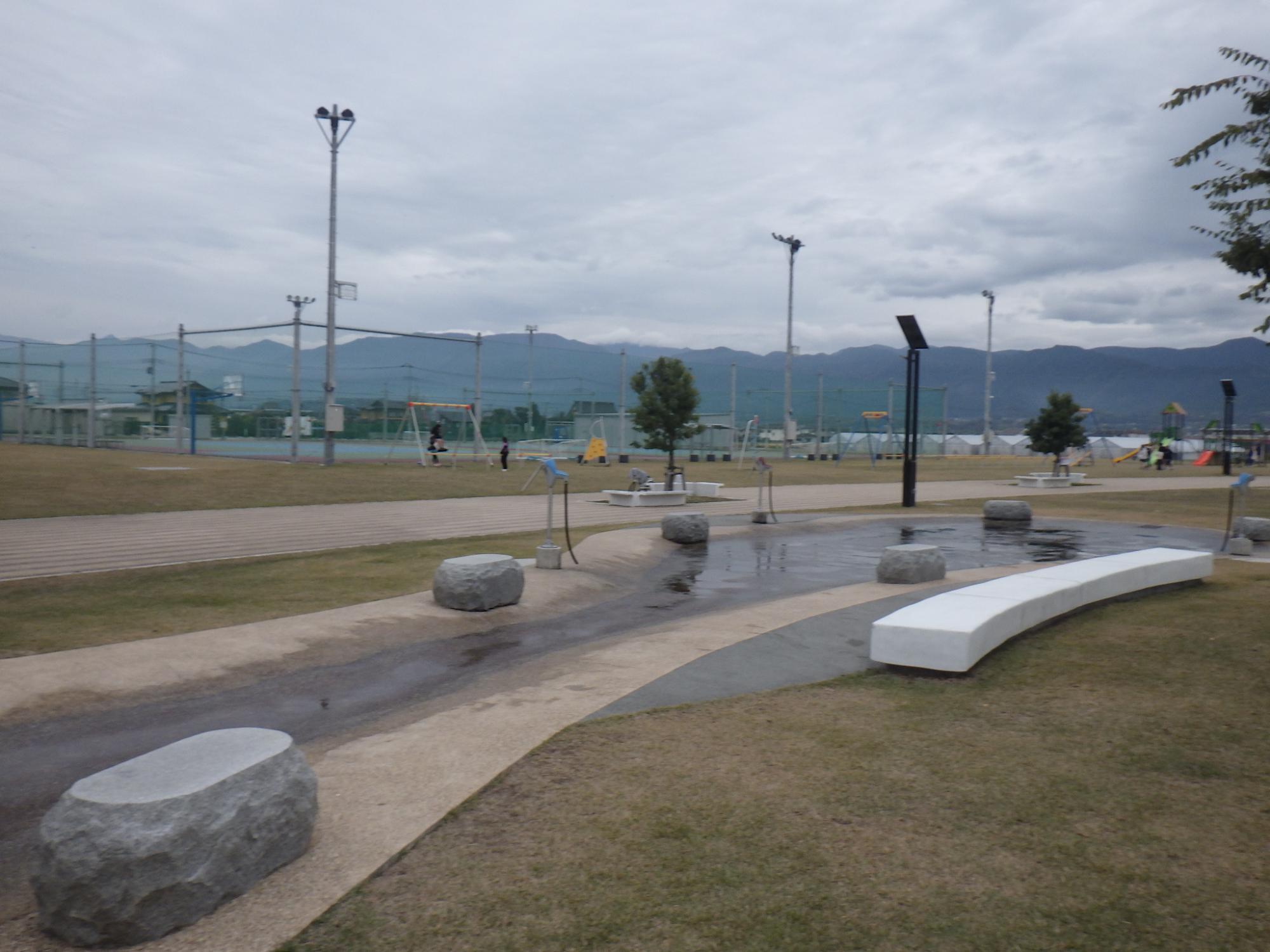 公園内の水の遊び場