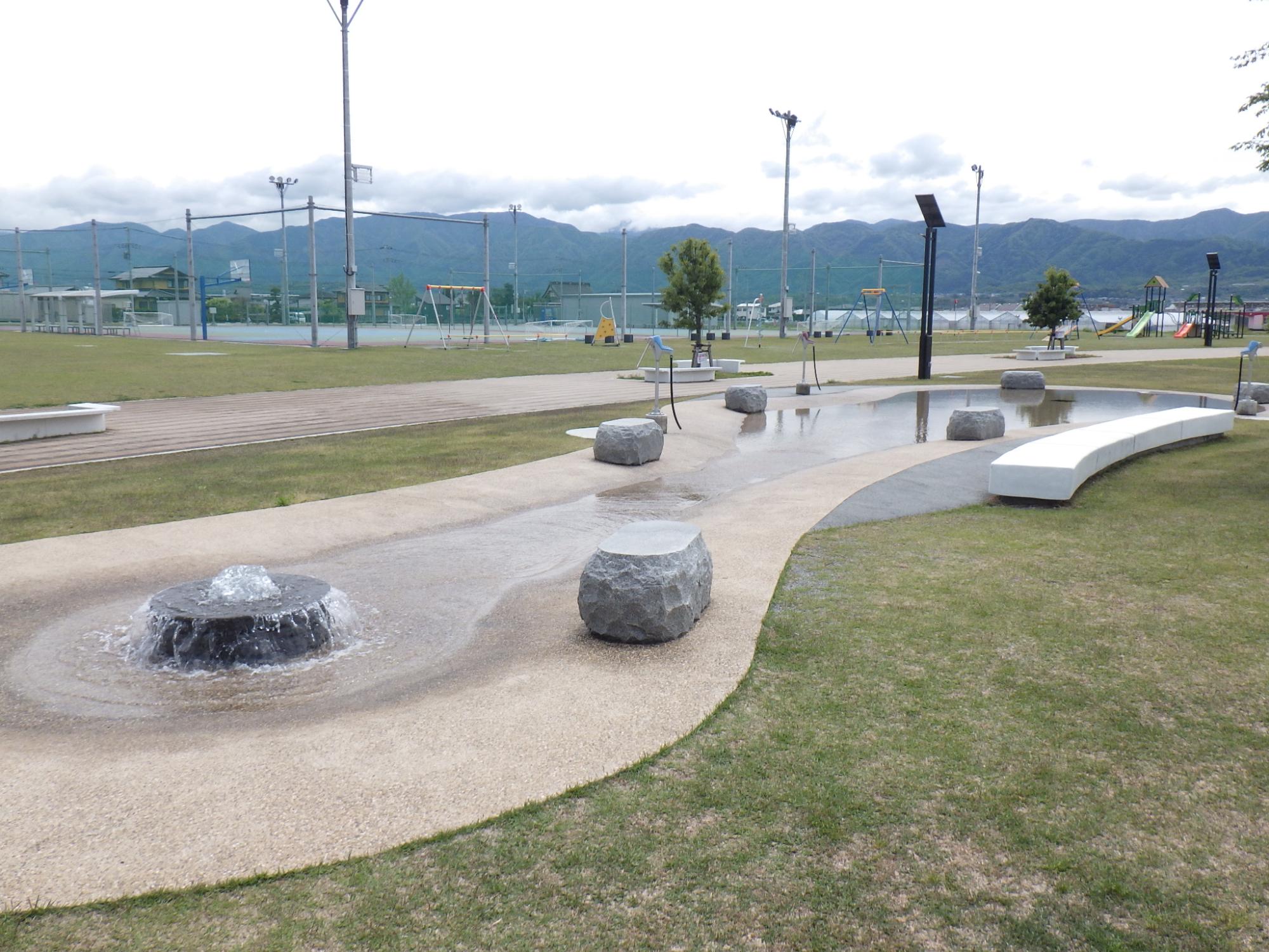 公園内の水の遊び場