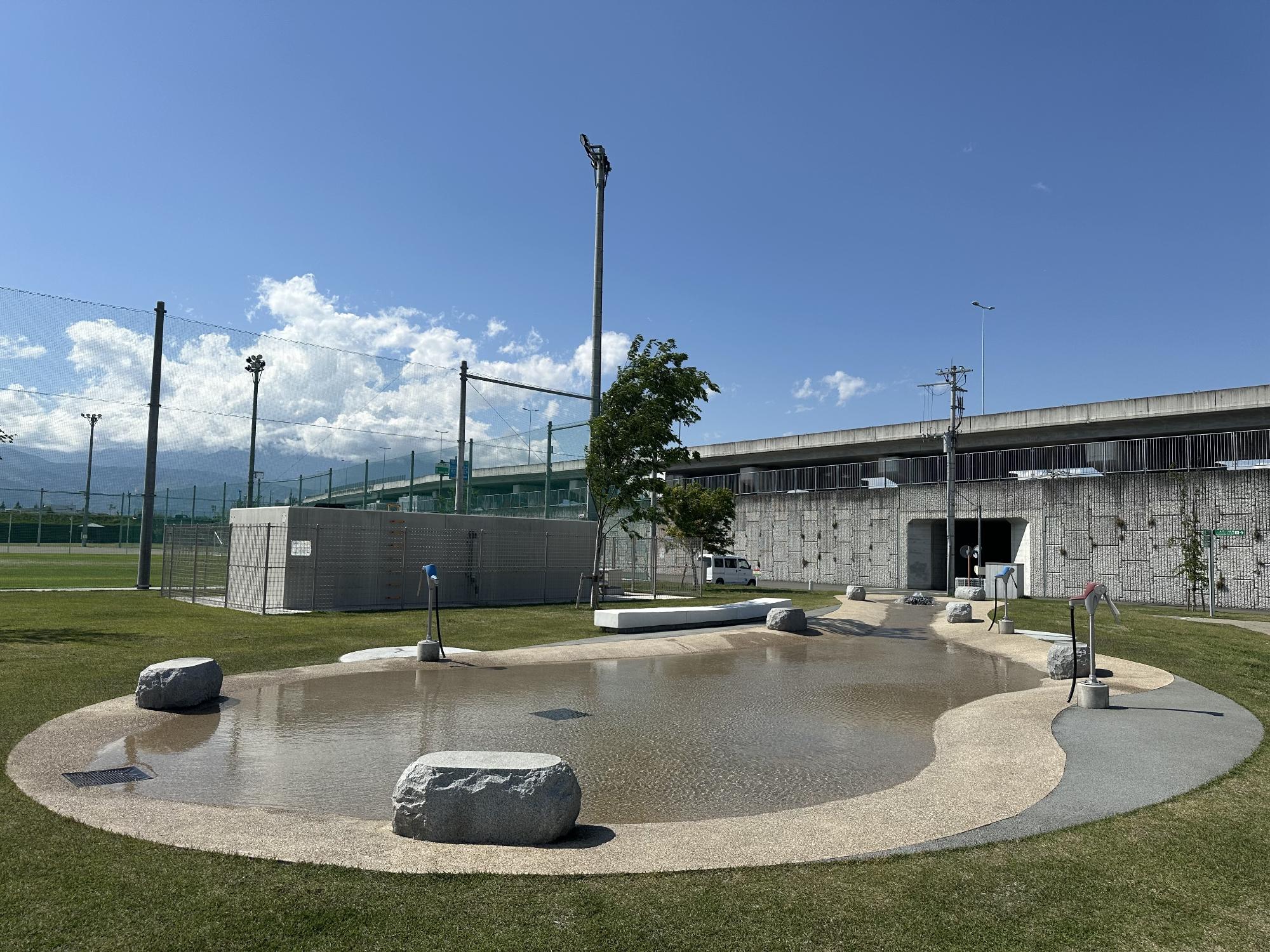 公園内の水の遊び場
