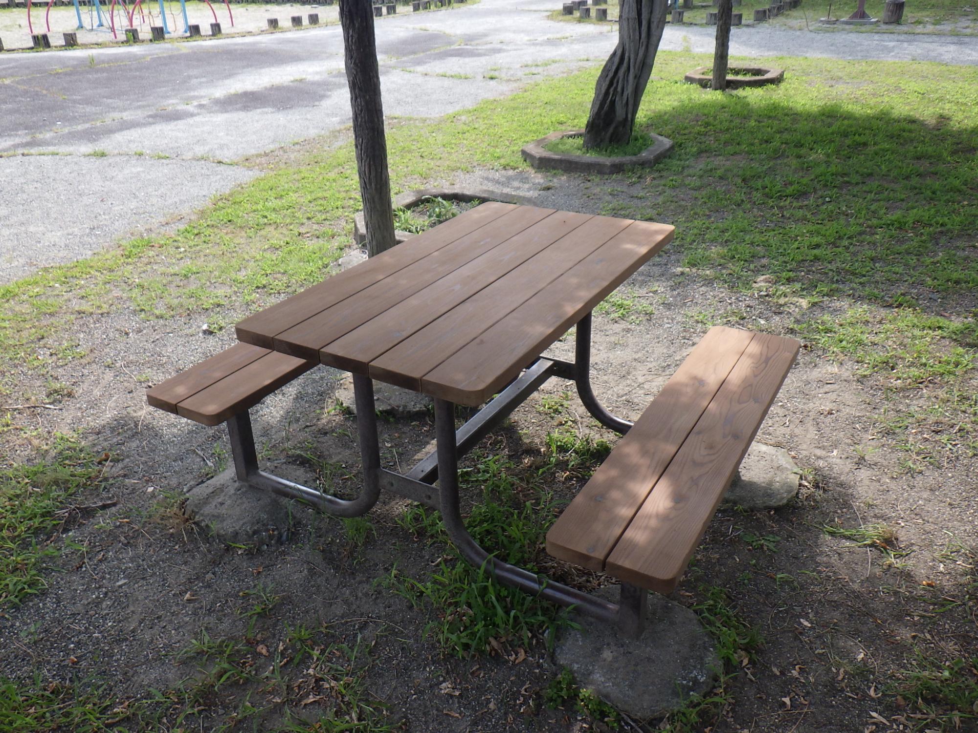 田富ふるさと公園テーブル付きベンチ